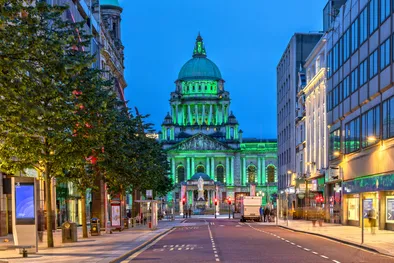 Das Rathaus von Belfast am Donegall Square in Belfast, Nordirland bei Nacht
