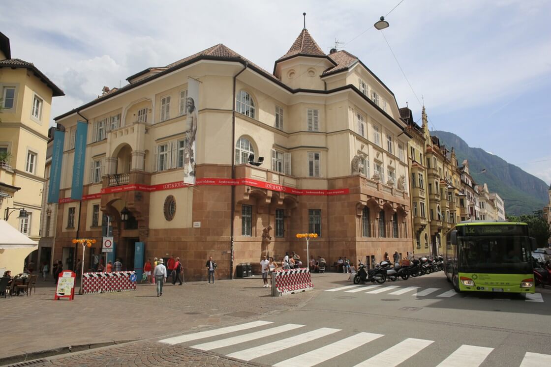 Вид на внутренний город Бозен и археологический музей Южного Тироля, где находится выставка Этци.