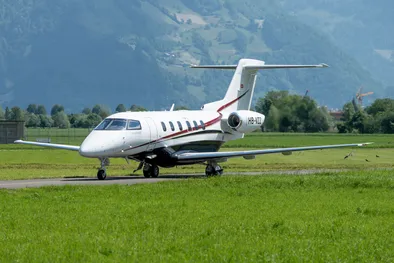 Der Pilatus PC-24 auf einer kurzen Piste in einem Feld