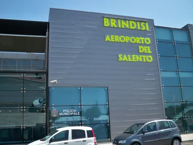Photographie de la façade de l'aéroport de Brindisi (Aeroport del Salento), votre point de transit pour les vols privés de luxe dans la région des Pouilles en Italie.