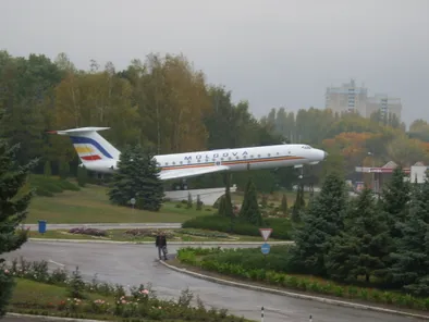 Avion exposé à l'aéroport international de Chișinău en Moldavie.
