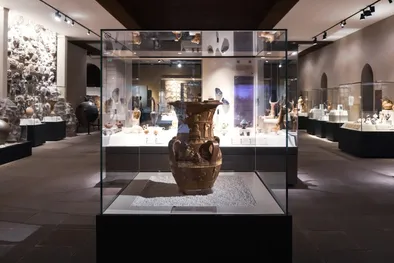 Objekte aus verschiedenen alten Zeiten im Museum für anatolische Zivilisation. Ulus, Ankara