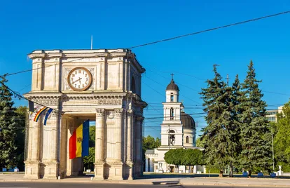 L'arc de triomphe de Chisinau, en Moldavie, un monument historique important de la ville, avec la cathédrale de la Nativité visible à l'arrière-plan.