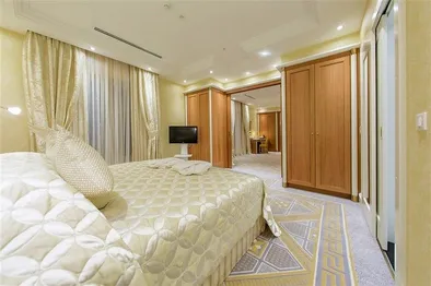 Hotel alti Zimmer in Weißgold und Elfenbeinfarben dekoriert