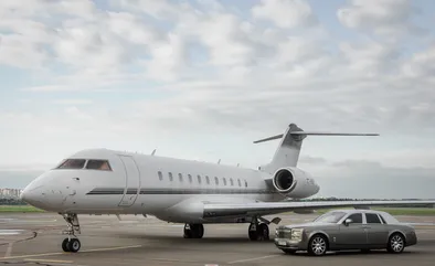 Avion d'affaires et limousine Rolls Royce Phantom, service VIP, aéroport Heathrow, transfert classe affaires.