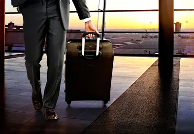 Viajero de jet privado en un aeropuerto de negocios