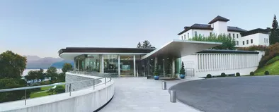 Bâtiment de la Clinique La Prairie près du lac Léman