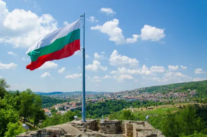 Le drapeau bulgare flottant fièrement au sommet de la forteresse de Tsarevets à Veliko Tarnovo, en Bulgarie.