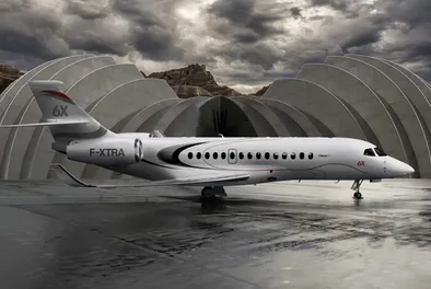 weißes Flugzeugmodell Roomy Dassault Falcon 6x