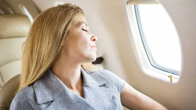Femme d'affaires profitant d'une sieste réparatrice à bord d'un avion privé