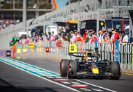 Voiture colorée en noir et jaune au Grand Prix d'Autriche Spielberg