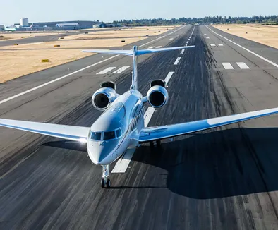 Gesamtansicht des Gulfstream G650-Jets auf einer Landebahn