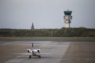 Jet privé stationné sur le tarmac de l'aéroport de Bruxelles, en Belgique, incarnant le voyage de luxe.