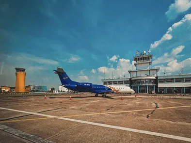 Jet privé prêt au décollage à l'Aéroport International de Kinshasa-N'djili (FIH, FZAA), avec la tour de contrôle emblématique en arrière-plan.