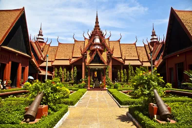 Eingang aus rotem Material des Nationalmuseums von Kambodscha in Phnom Penh, traditionelle Architektur der lokalen Kultur