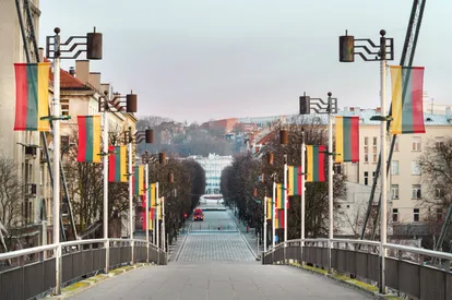 Rue à Kaunas, ville en Lituanie, ornée de drapeaux lituaniens.