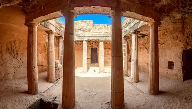 Zypern. Pathos. Die Gräber der Könige. Paphos Königliche antike Nekropole. Unterirdische Halle mit Säulen unter freiem Himmel. Paphos archäologische Gedenkstätte. Touristische Besichtigung Zyperns. Reisen nach Zypern.