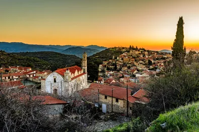 Lofou ist kreisförmig auf Hügeln gebaut, liegt auf einer Höhe von 780 Metern und hat eine jährliche Niederschlagsmenge von etwa 650 Zentimetern. Die Stadt ist von Bergen mit schmalen und steilen Abhängen umgeben.