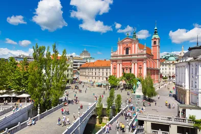 Piazza Preseren e la chiesa francescana dell'Annunciazione; Lubiana, Slovenia, Europa.