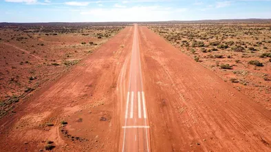 Una pista roja y polvorienta en un lugar remoto área