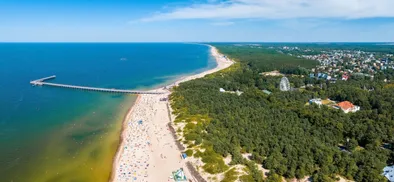Playa de Palanga con costa de arena dorada y un muelle icónico sobre el mar.