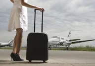 Mujer transportando equipaje en un jet privado
