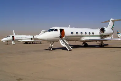 Zwei Privatjets warten auf einer abgelegenen Landebahn in der Wüste darauf, an Bord zu gehen.