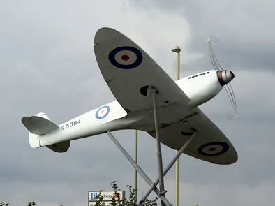 Sculpture Spitfire à l'entrée de l'aéroport de Southampton