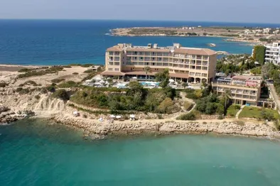 SENTIDO Thalassa Korallenbucht , direkt am Meer an einem einsamen Kieselstrand