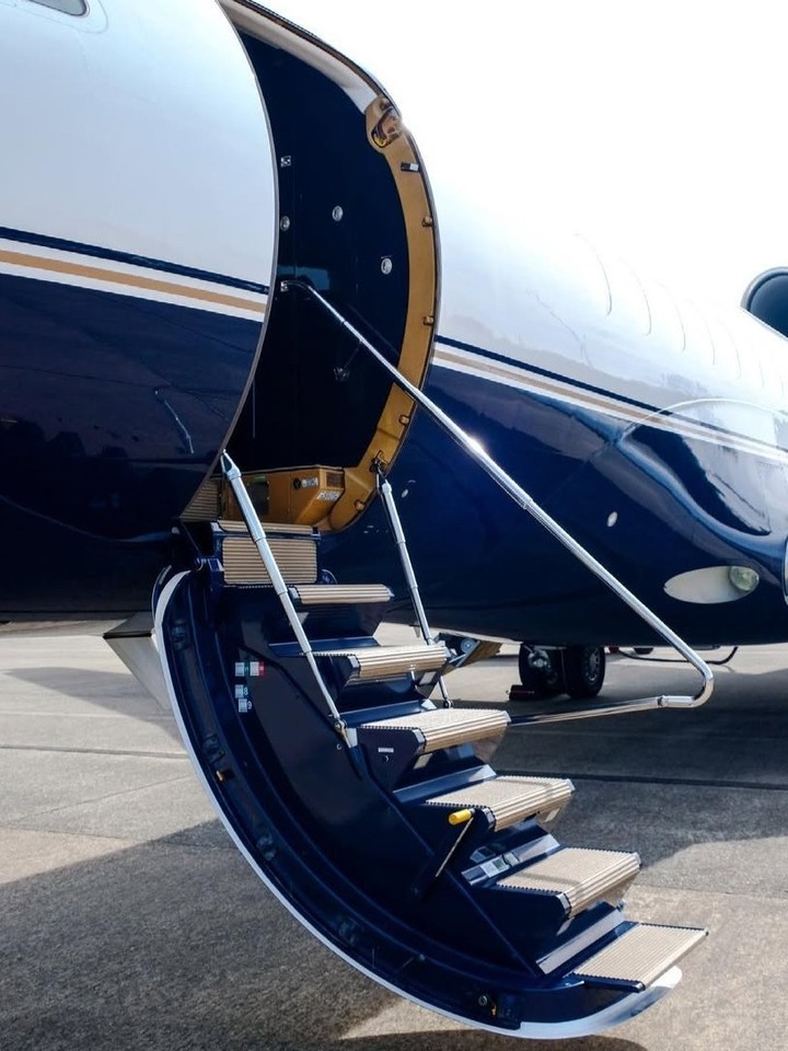 Step into the Falcon 7X.