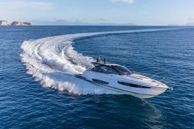 yacht a motore di lusso in navigazione, vista aerea