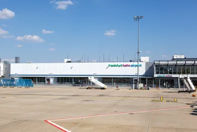 Tarmac et terminal de l'aéroport de Francfort-Hahn