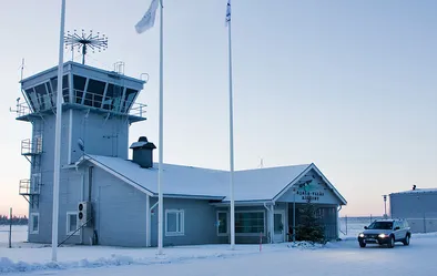 L'aéroport de Pajala, couvert de neige.