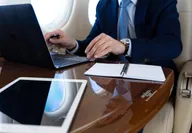 ¿Qué tipo de conectividad puede esperar en los aviones privados?