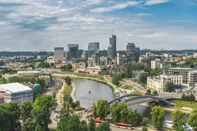 Panorámica de Vilna con su moderno skyline y el río Neris atravesando la ciudad.