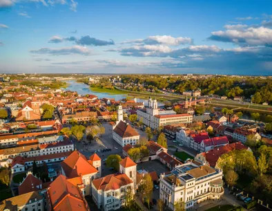 Vista aérea del casco antiguo de Kaunas con su histórica Plaza del Ayuntamiento.