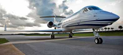 Gulfstream G550 en vista oblicua sobre una pista bajo cielo nublado