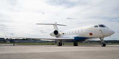 Avion Gulfstream G650ER sur la piste à l'aéroport Avion Gulfstream G650ER sur la piste à l'aéroport
