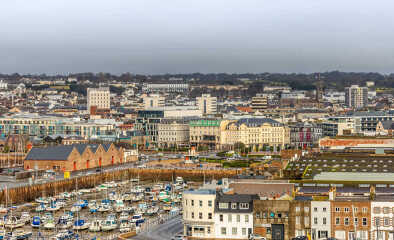 Panorama der Hauptstadt Saint Helier mit Hafen und Jachthafen im Vordergrund, Vogtei Jersey, Kanalinseln