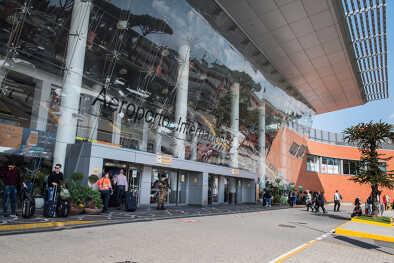 Entrance of Naples International Airport - Your luxury private jet destination with LunaJets.