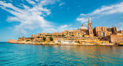 Blick auf Valletta und seine Architektur vom Meer aus